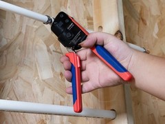 Versatile PEX Crimp Tool for Various Sizes, One-Hand Operation, Durable Design