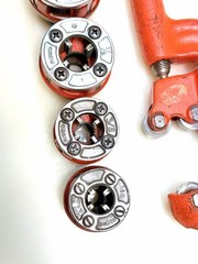 Ridgid 00-R Pipe Threader Die Set NPT w/ Ridgid No. 2A Pipe Cutter 1/4&Prime; &ndash; 1&Prime;
