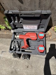 (RI4) RIDGID 100-B Press Tool W3). Jaws 1/2&Prime; &ndash; 3/4&Prime; &ndash; 1&Prime;And 2 Batterie No Charge