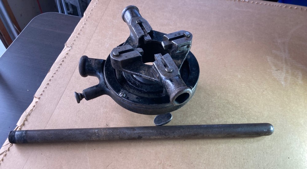 Toledo Threading Machine Co. Model 411 ratcheting Pipe Threader 20 cutting bits
