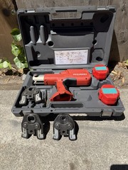 (RI4) RIDGID 100-B Press Tool W3). Jaws 1/2&Prime; &ndash; 3/4&Prime; &ndash; 1&Prime;And 2 Batterie No Charge