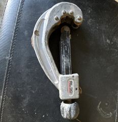RIDGID No. 152 Screw Feed Pipe Cutter 1/4 in to 2 5/8 in Capacity