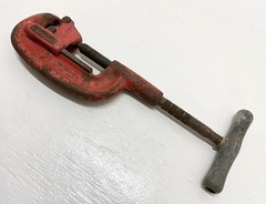**GENUINE** RIDGID 32820 Heavy Duty Screw Feed Pipe Cutter 1/8in to 2in **USED**