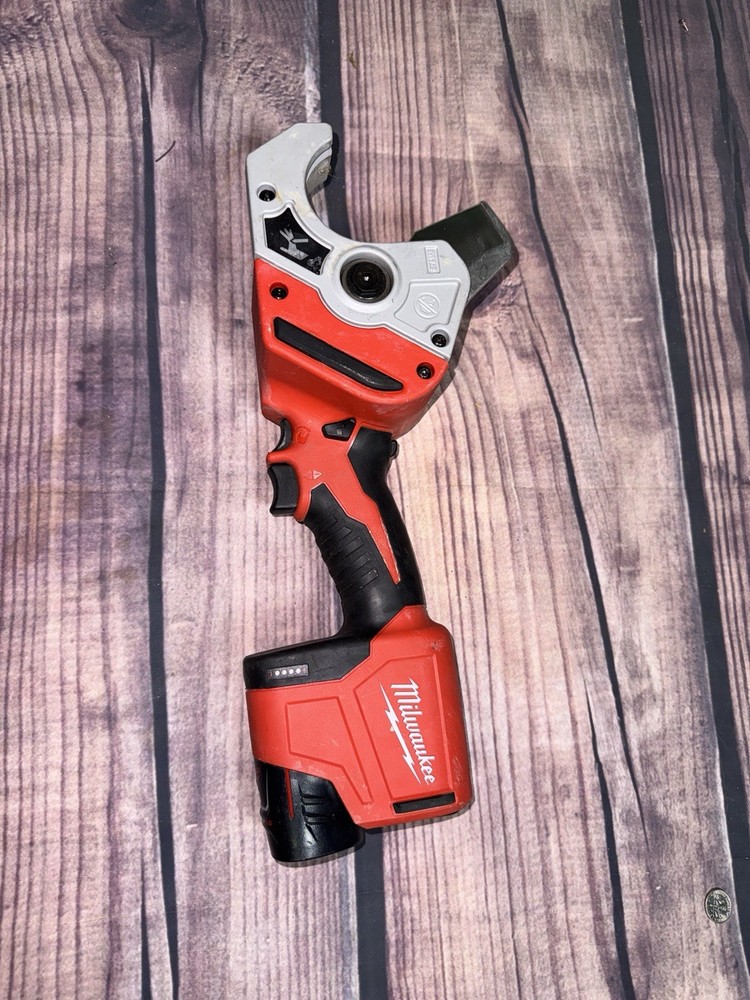 Battery Included &ndash; Milwaukee M12 Cordless PVC Pipe Shear &ndash; Pipe cutter