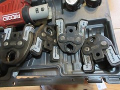 RIDGID RP240 Tool Kit 2 batteries, 4 press heads looks ok works great, in case